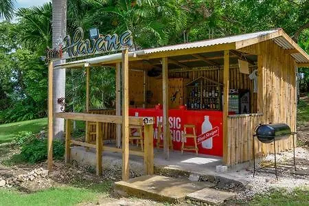 Hospitality Expert Jagger - Tour Pool Bar Beach Montego Bay Jamaïque
